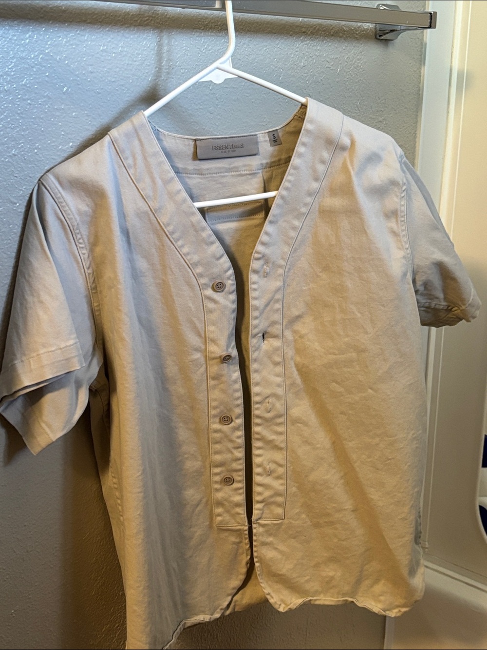 Essentials Men's Short-Sleeve Utility Shirt Jacket in Beige